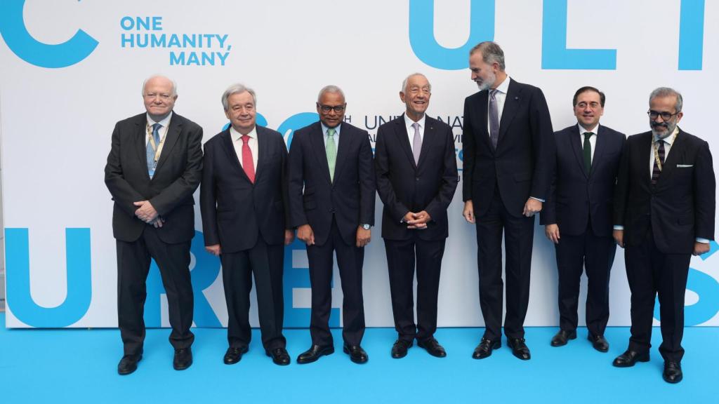 Moratinos, alto representante; Guterres, secretario general de la ONU; Neves, presidente de Cabo Verde; Rebelo de Sousa, presidente de Portugal; Felipe VI, Albares y Rangel, ministro de Exteriores portugués, en Cascais.