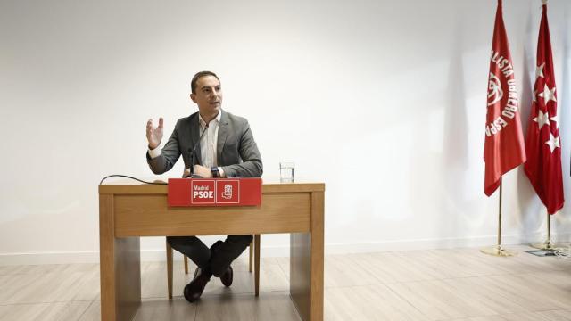 El secretario general del PSOE de Madrid, Juan Lobato, este martes durante su comparecencia ante los medios.