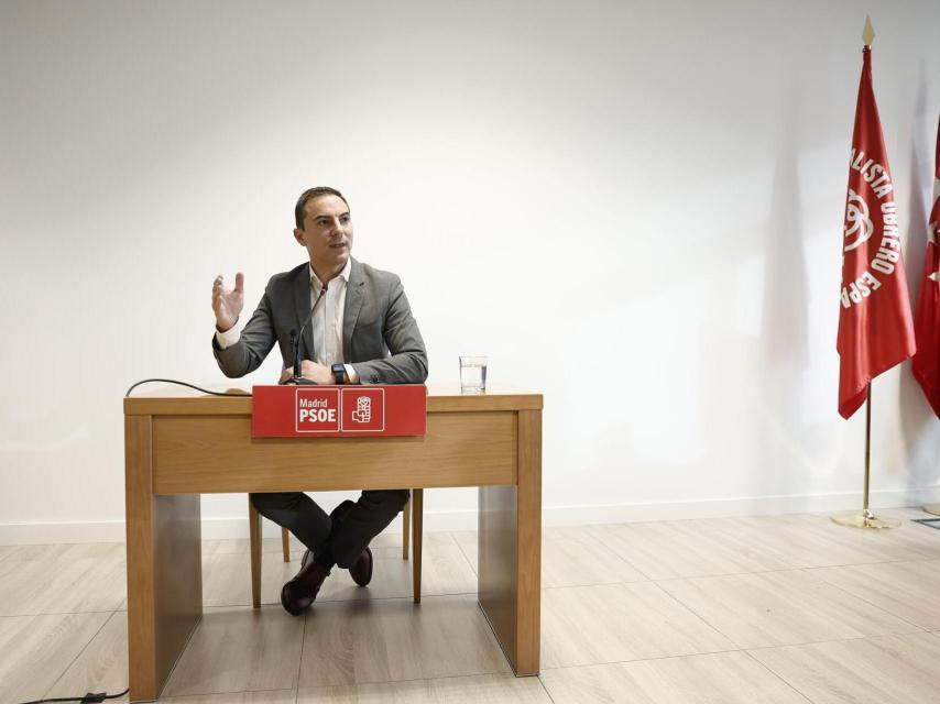 El secretario general del PSOE de Madrid, Juan Lobato, este martes durante su comparecencia ante los medios.