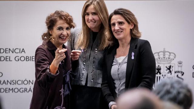 María Jesús Montero, ministra de Hacienda, y la ex vicepresidenta tercera Teresa Ribera, tras la entrega de la cartera a Sara Aagesen, este lunes.