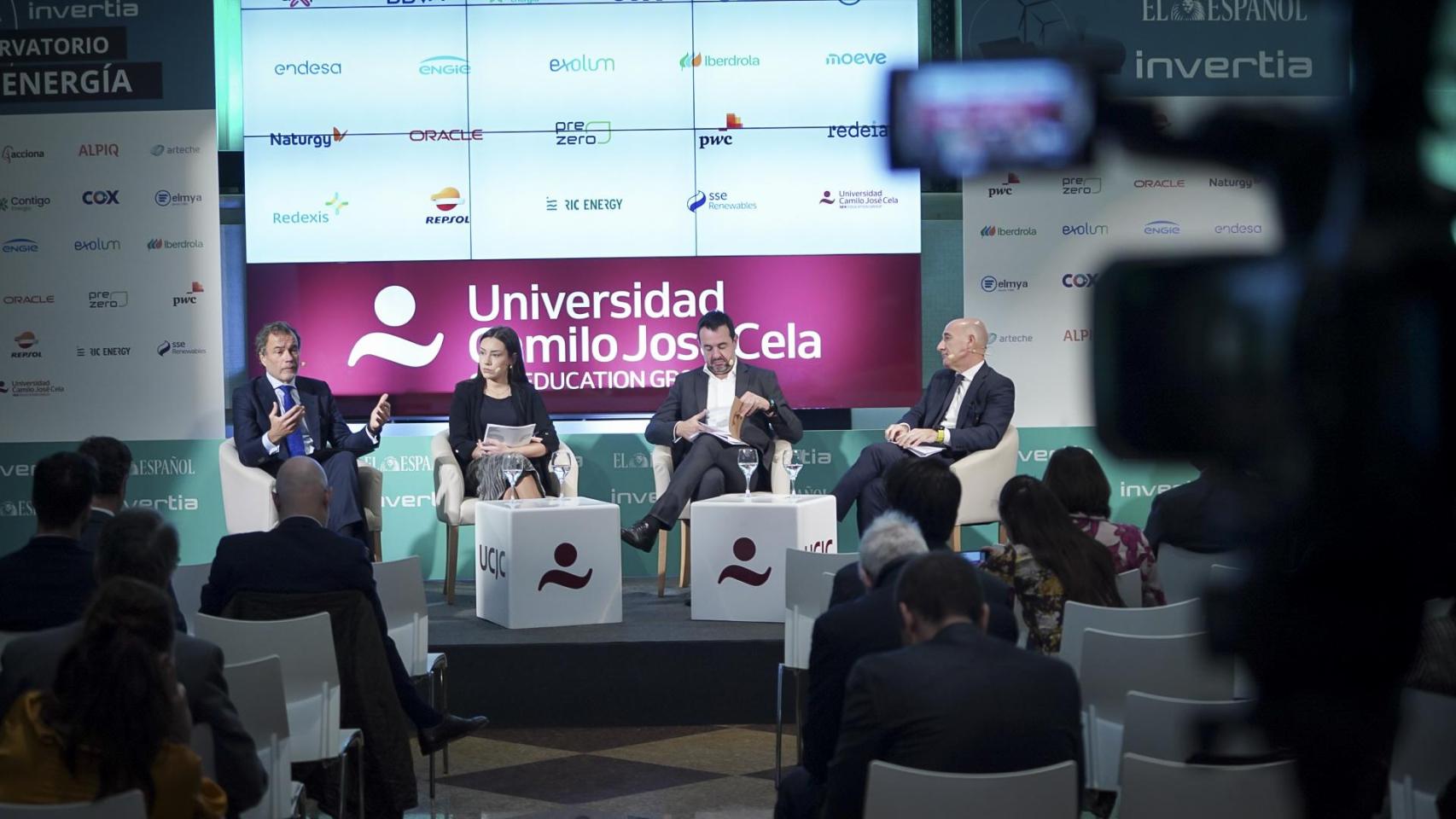 Juan José Alba, responsable de Regulación de Endesa; Alba Pérez, redactora de Energía de EL ESPAÑOL-Invertia; Ángel Hernández, director general de Southern Europe de SSE Renewable; y Enrique Pedrosa, director de Operaciones de Generación Baja en Carbono para Europa y Latinoamérica de Repsol.