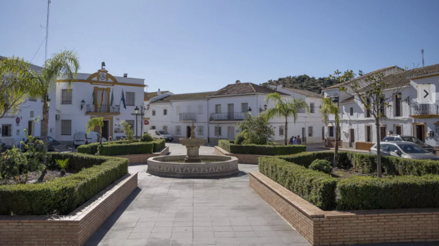 Plaza del pueblo andaluz.