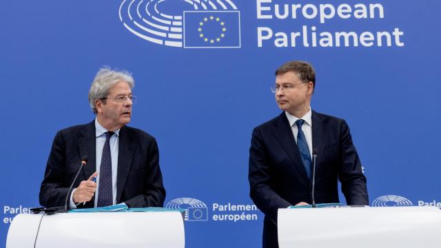 Los comisarios Paolo Gentiloni y Valdis Dombrovskis, durante la rueda de prensa de este martes en Estrasburgo