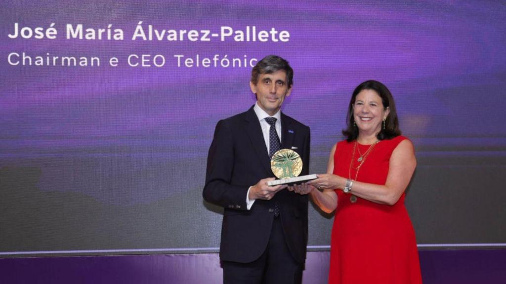 José María Álvarez-Pallete, presidente ejecutivo de Telefónica, y María del Mar Fernández-Palacios Carmona, embajadora de España en Brasil