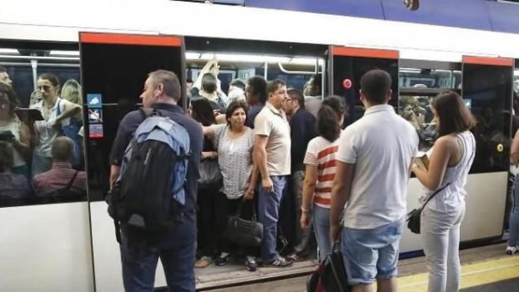 Personas subiendo a un vagón de Metro de Madrid.