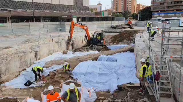 Así trabaja la máquina en el desmontaje de los restos arqueológicos encontrados por el Metro de Málaga junto a El Corte Inglés