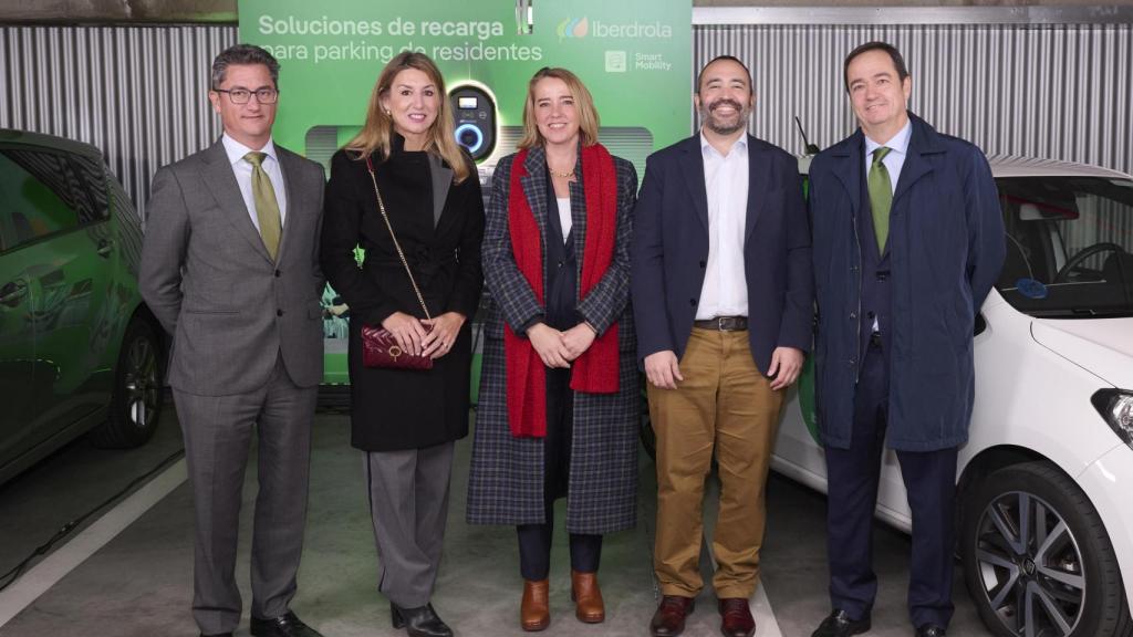 De izquierda a derecha: Eduardo Montejo (Iberdrola); Lola Ortiz  y María José Aparicio (Ayto. de Madrid) y Jorge Muñoz y Antonio Armengot (ambos de Iberdrola).