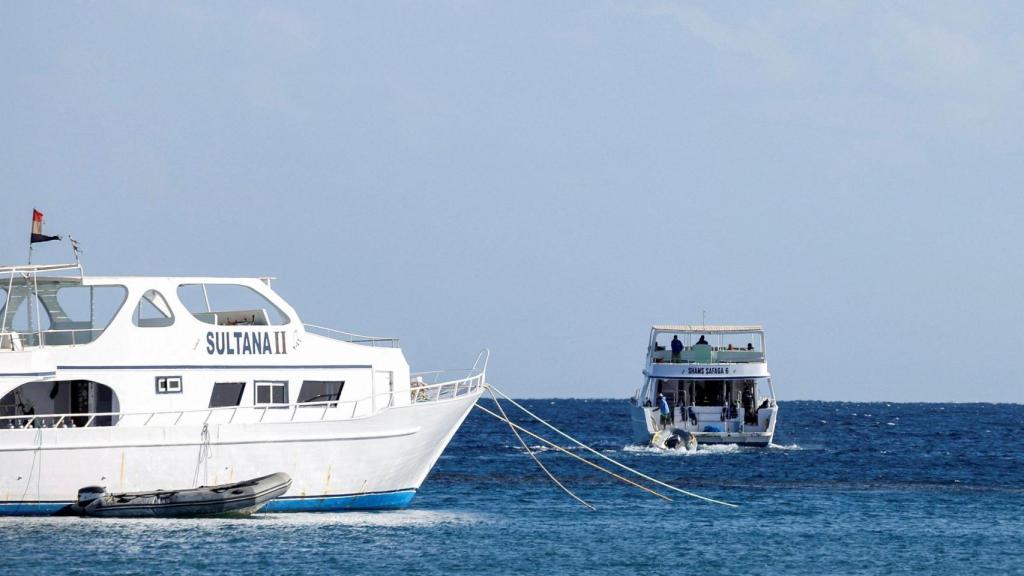 Equipos de rescate frente a la costa del Mar Rojo de Egipto, en Marsa Alam.