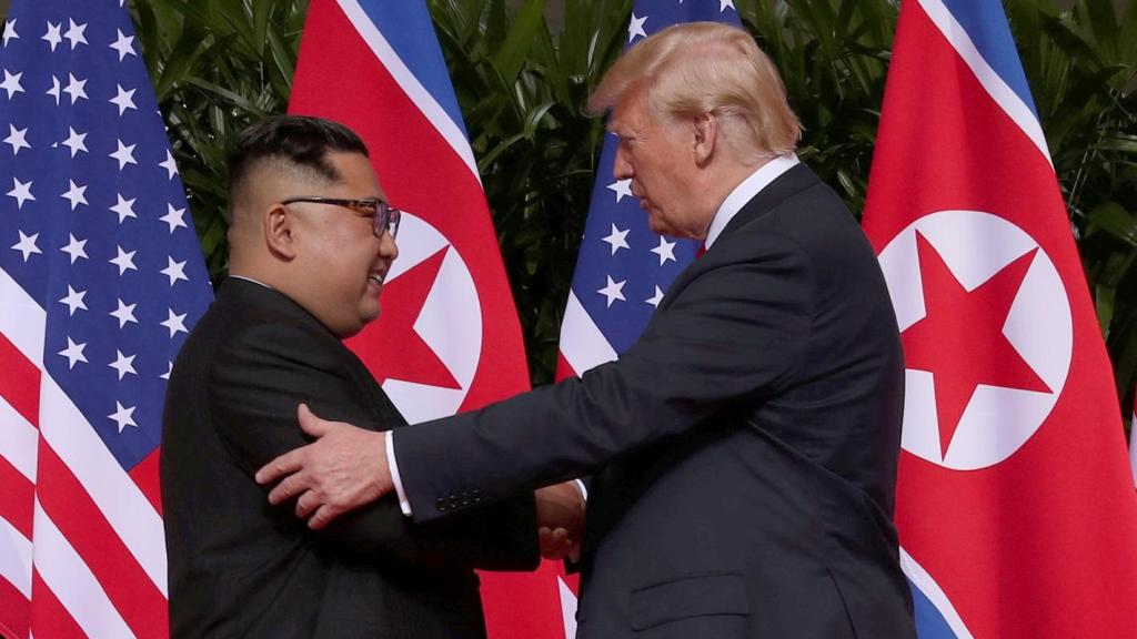 Donald Trump estrecha la mano del líder norcoreano Kim Jong-Un durante su reunión en la isla Sentosa (Singapur) en junio de 2018.