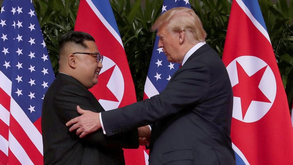El presidente Trump estrecha la mano del líder norcoreano Kim Jong-Un durante su reunión en la isla Sentosa (Singapur) en junio de 2018.