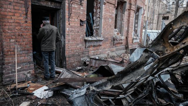 Un hombre trata de entrar en su vivienda, situada en el centro de Járkiv, tras el bombardeo lanzado por Rusia.