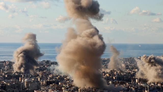 Columnas de humo se alzan en los suburbios del sur de Beirut tras los ataques israelíes de este martes.