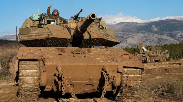 Un soldado israelí saluda desde un tanque en la frontera con el Líbano.