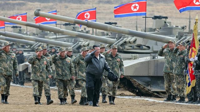 Kim Jong-un en las primeras maniobras del Cheonma-2.