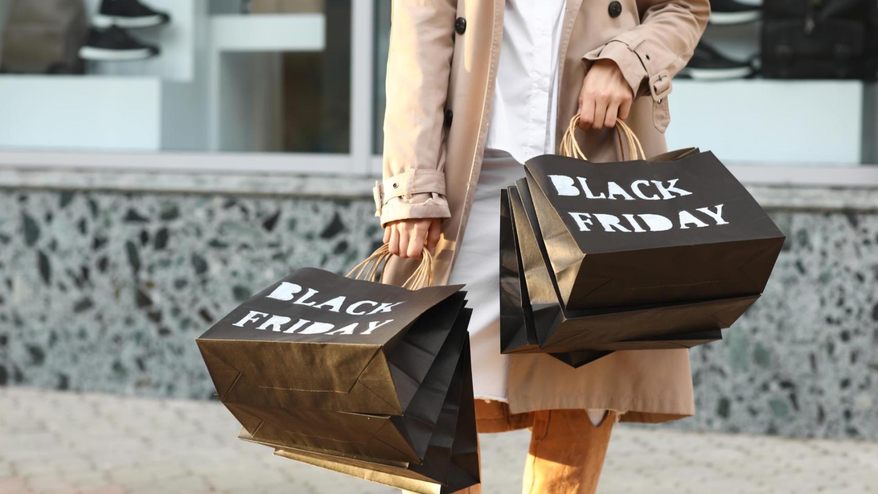 Mujer de compras en Black Friday