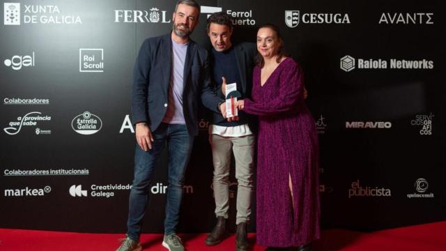 Javier Camacho, de Imaxe, en el centro tras recibir el Paraugas de Ouro, entre Santiago Miguélez y Muna Dib.