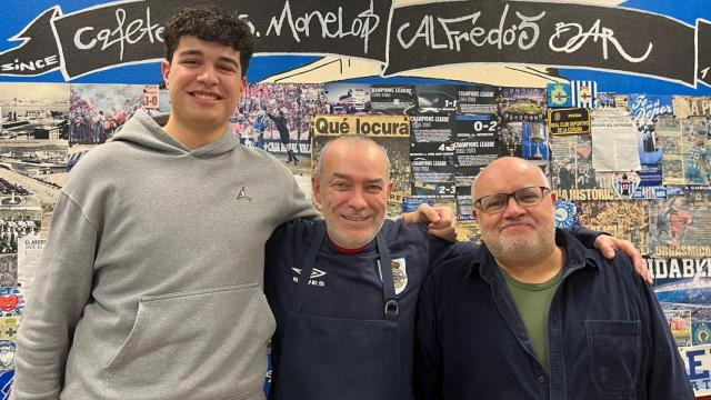 En el medio Alfredo, en compañía de Xoel, a la izquierda, y Jorge, a la derecha, camareros de la Cafetería Monelos