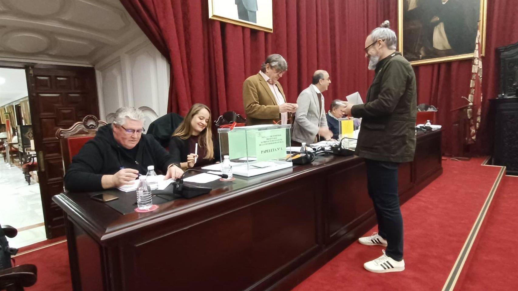 Votación presencial de las enmiendas en la Universidad de Sevilla