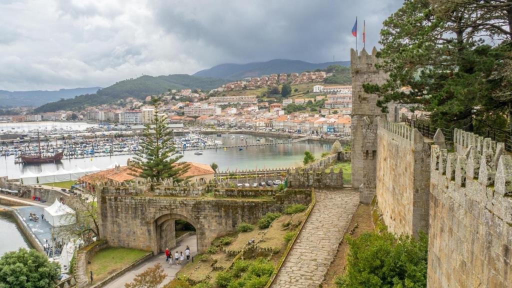 Vistas al Puerto de Baiona desde el Parador