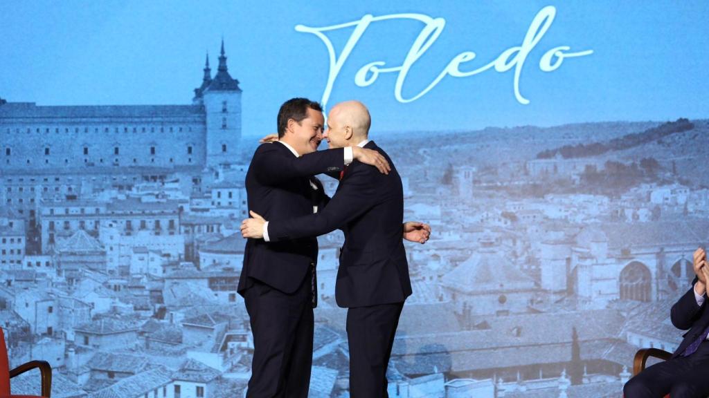 El alcalde de Toledo, Carlos Velázquez, y Esteban Paños durante el acto de entrega de Honores y Distinciones de la ciudad de Toledo.