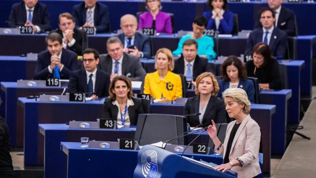 Ursula von der Leyen y su colegio de comisarios, durante el debate de investidura de este miércoles en Estrasburgo