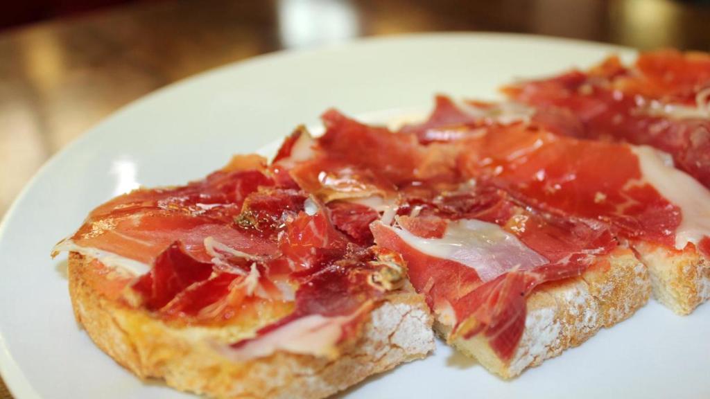 Tosta de tomate y jamón.