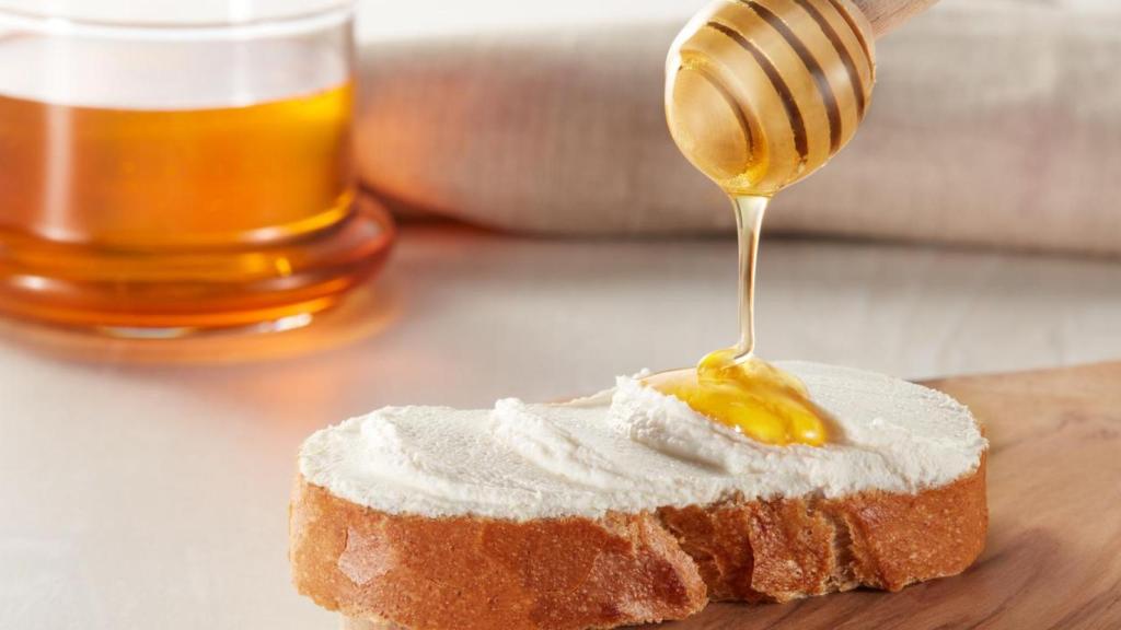 Tosta de queso de cabra y miel.