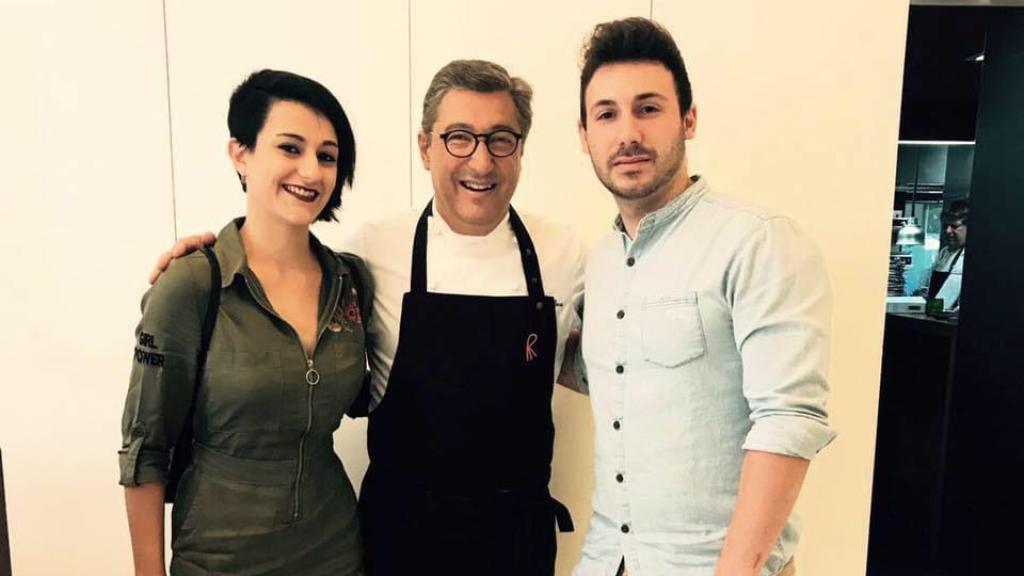 María Egea y Marco Iniesta posan con Joan Roca en El Celler de Can Roca en 2017.