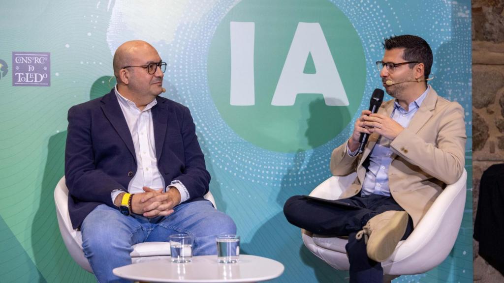 Pablo Moya, director de Innovación y Producto de Vernon-Teknei junto al director de EL ESPAÑOL - EL DIGITAL CLM, Alberto Morlanes, que ha moderado la mesa.