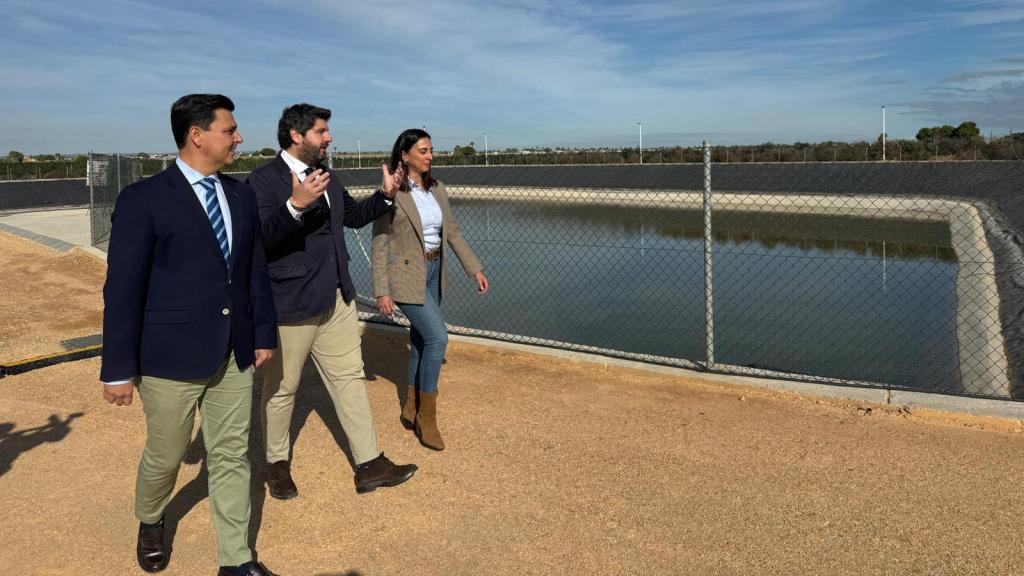 (I-D) El alcalde San Javier, José Miguel Lunego; el presidente autonómico, Fernando López Miras, y la consejera de Agua, Sara Rubira, visitan la depuradora de San Javier para inaugurar los colectores de pluviales.