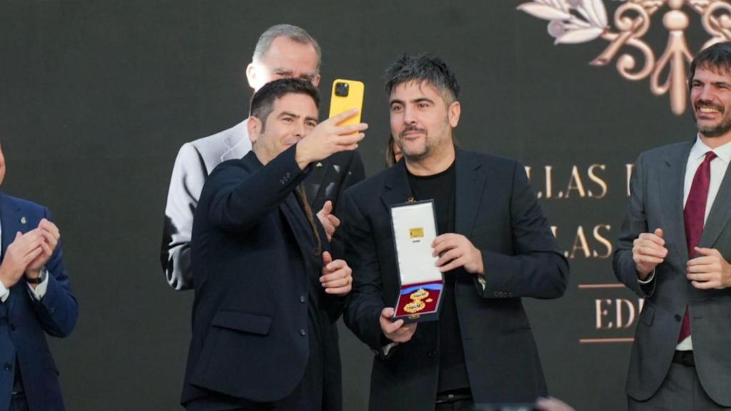 Estopa haciéndose un 'selfie' con los Reyes en Sevilla