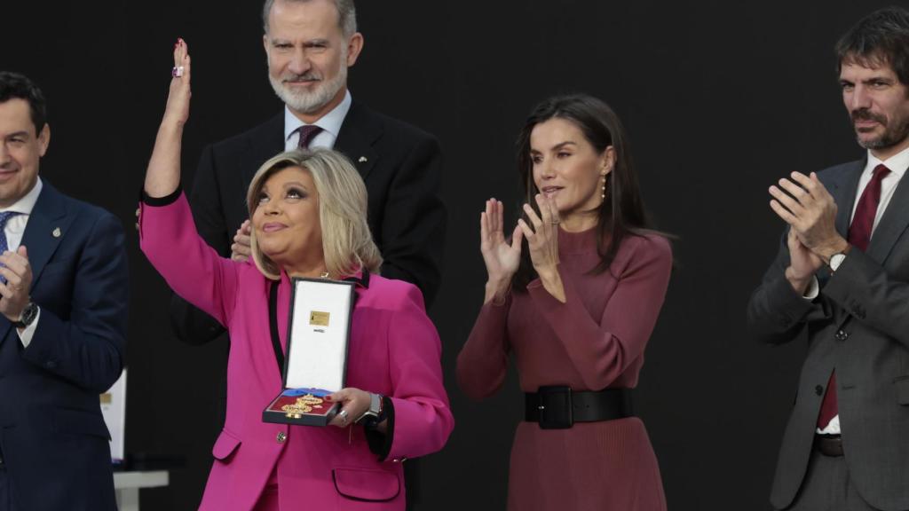 Terelu Campos mirando al cielo tras recoger, la Medalla de Oro a las Bellas Artes, otorgado a su madre