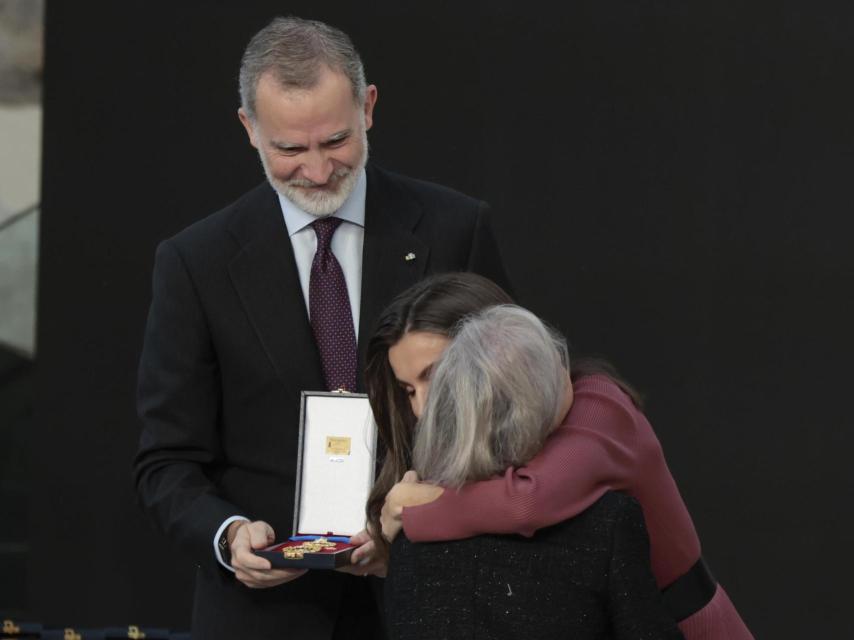 Los reyes de España junto a la madre de Itziar Castro, muy emocionada.