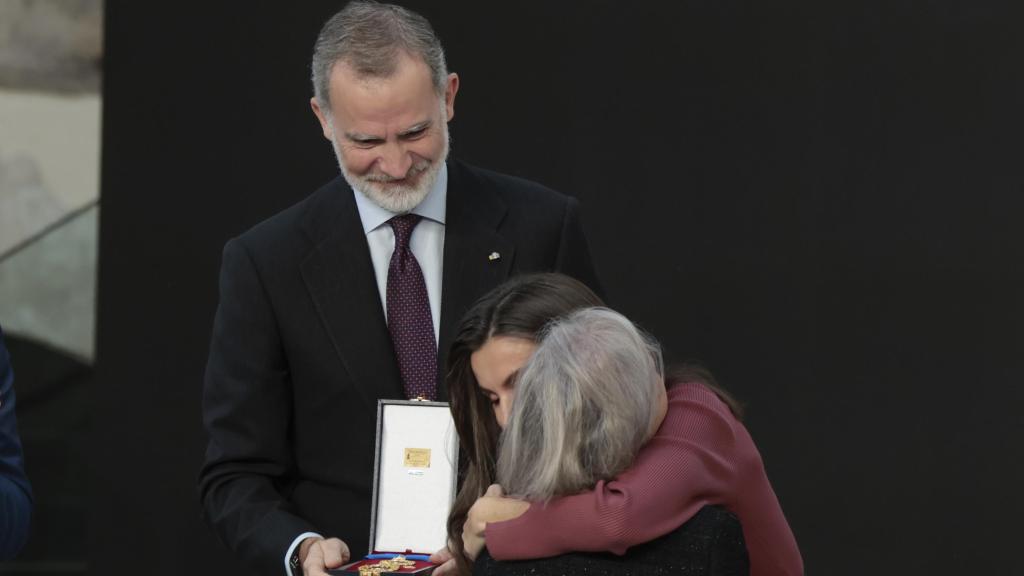 Los reyes de España junto a la madre de Itziar Castro, muy emocionada.