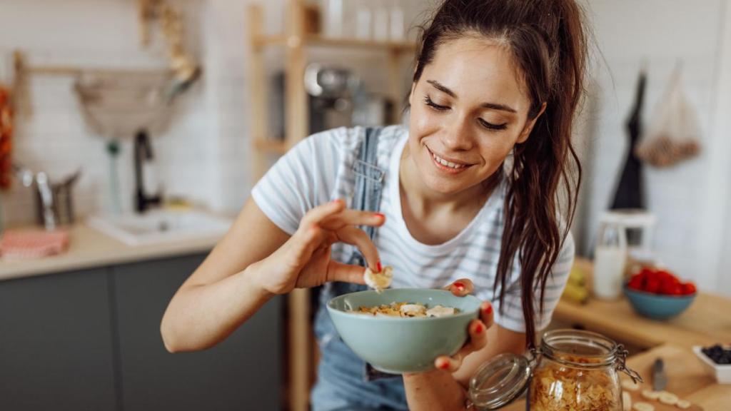 Mujer comiendo tras hacer deporte.