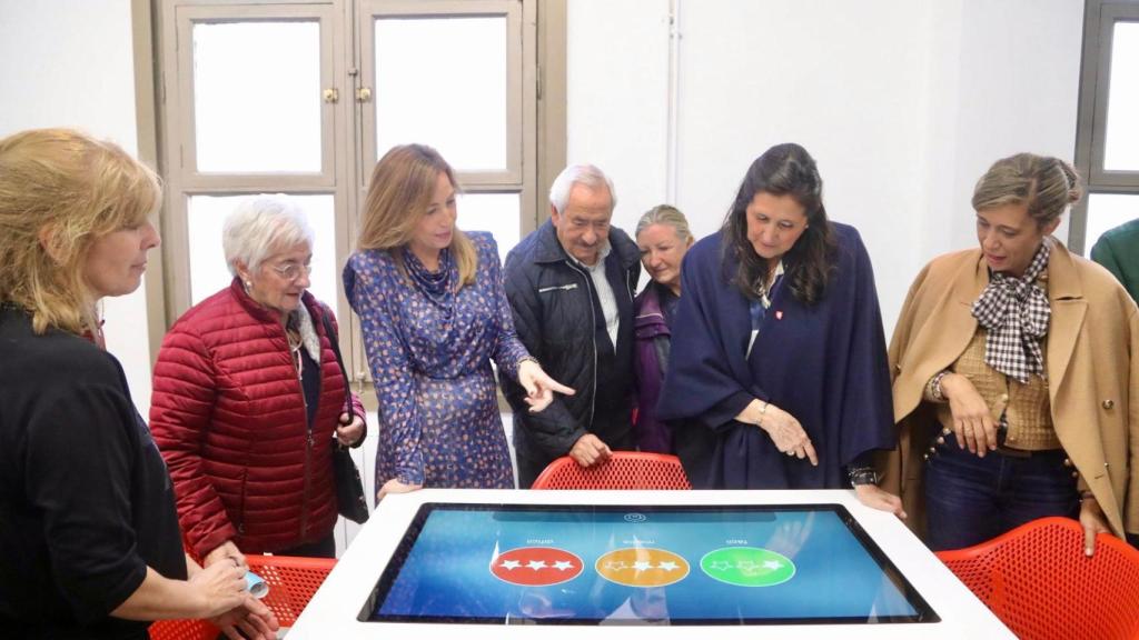 Una mesa con juegos interactivos.