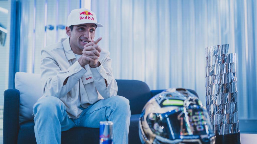 Jorge Martín, junto a la Torre de Campeones de MotoGP y el casco que lució en la celebración en Barcelona.