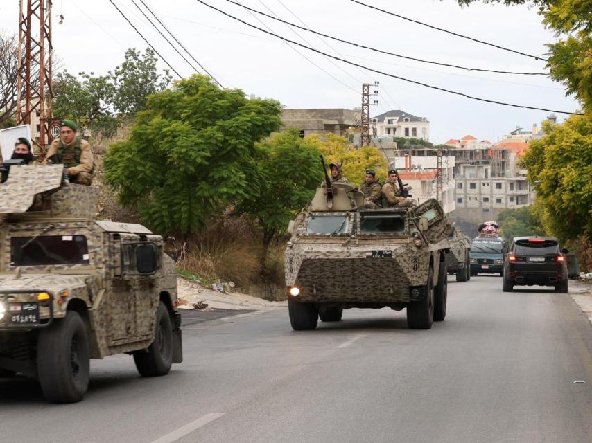 Los soldados del ejército libanés conducen en Qana, después de que un alto el fuego entre Israel y Hezbolá entrara en vigor, en el sur del Líbano.