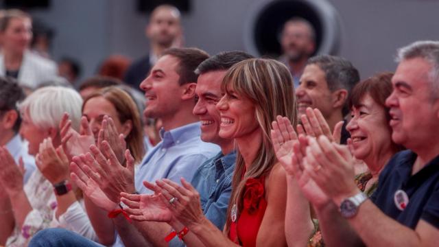 El secretario general del PSOE Madrid, Juan Lobato, el presidente del Gobierno, Pedro Sánchez, y su mujer, Begoña Gómez, durante el acto de cierre de campaña del PSOE