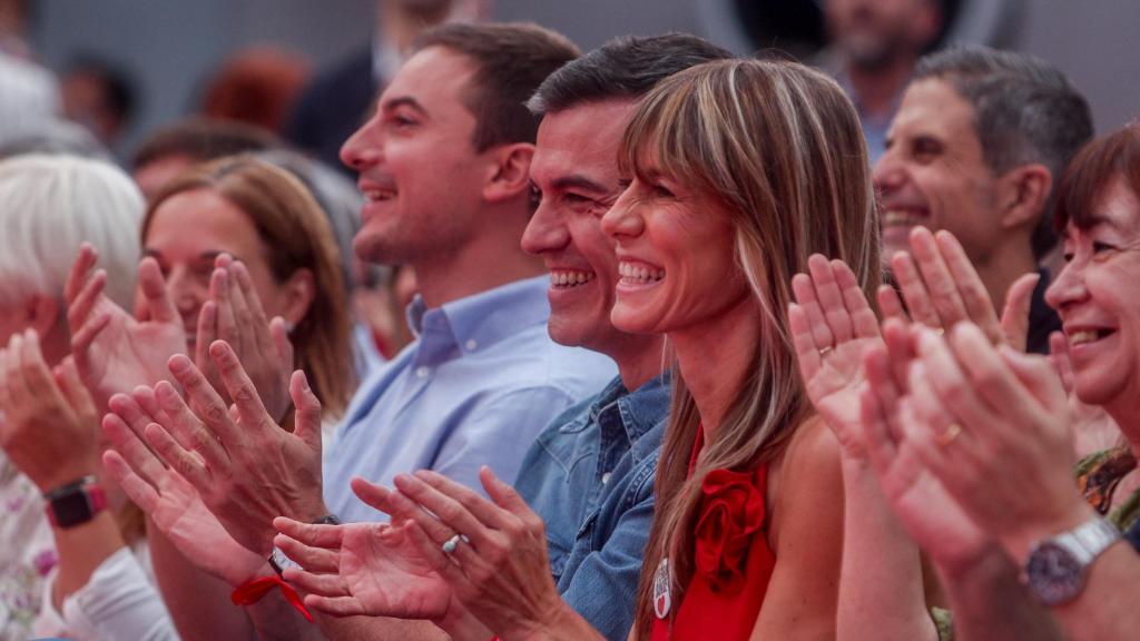 El secretario general del PSOE Madrid, Juan Lobato, el presidente del Gobierno, Pedro Sánchez, y su mujer, Begoña Gómez, durante el acto de cierre de campaña del PSOE