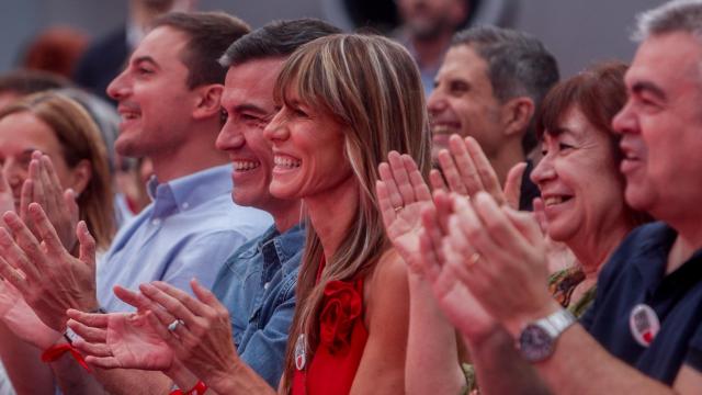 Pedro Sánchez y su mujer, Begoña Gómez, durante un acto del PSOE, en una imagen de archivo.