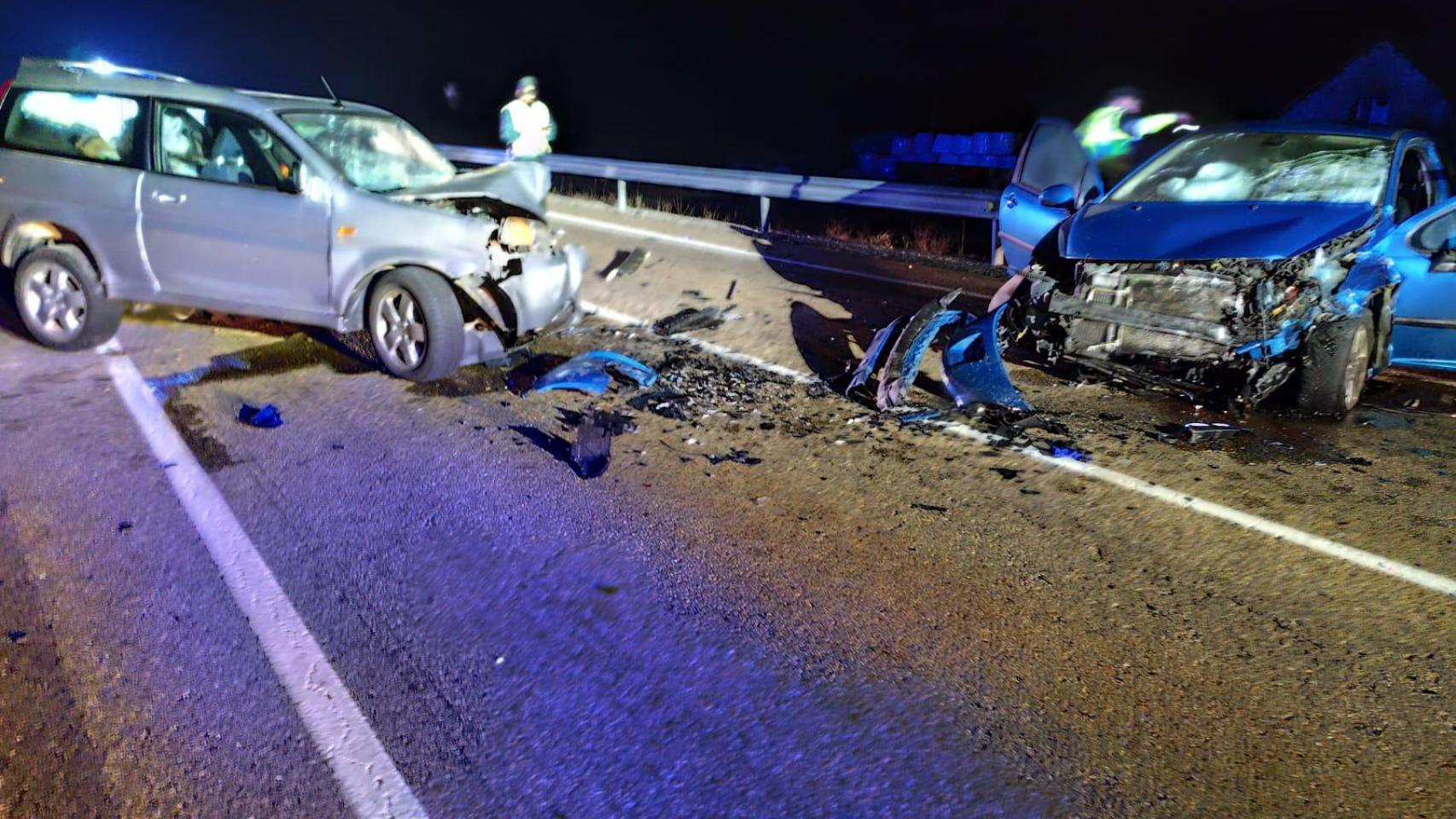 Heridos de gravedad los conductores de dos vehículos tras chocar frontalmente en Villanueva de la Peña (Palencia)