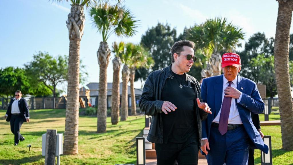 Elon Musk saluda al presidente electo de Estados Unidos, Donald Trump, en Brownsville (Texas) el pasado 19 de noviembre.