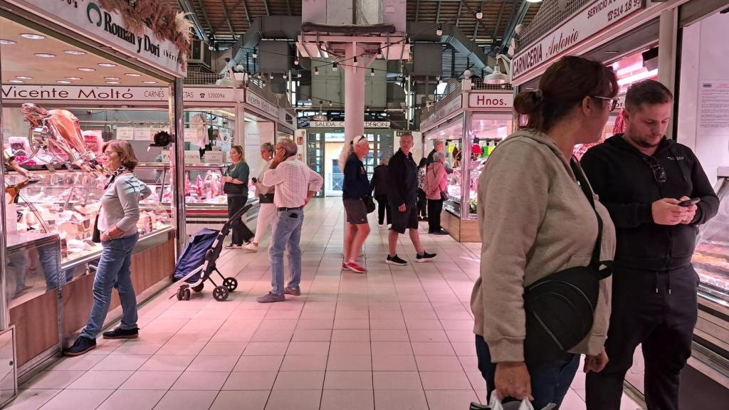 Clientes del Mercado Central de Alicante.