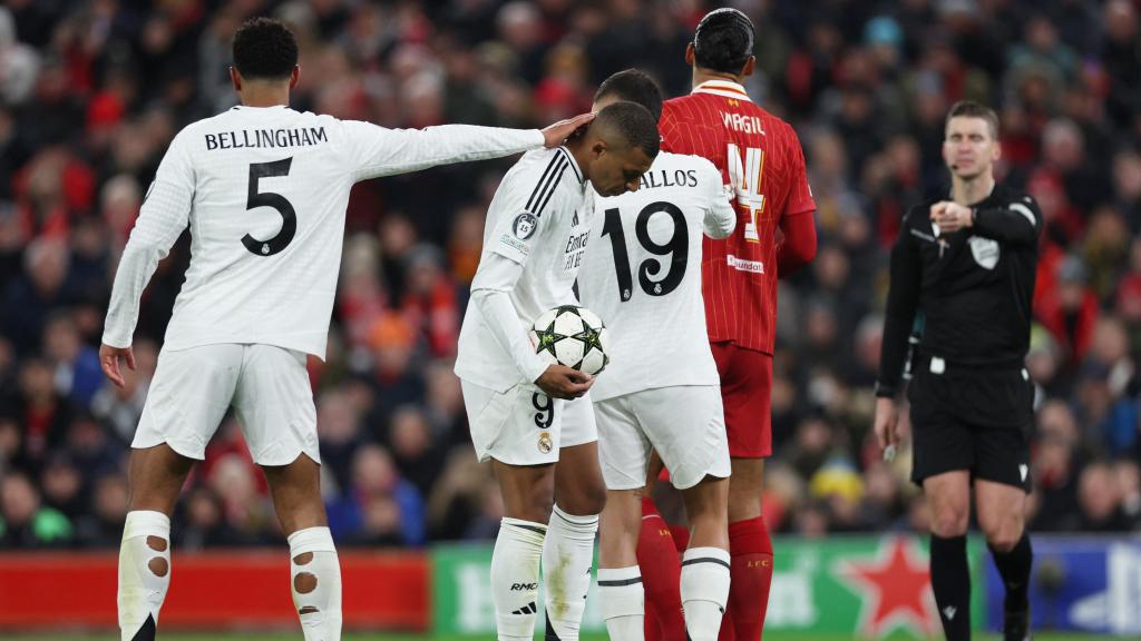 Mbappé recibe ánimos de Bellingham antes de lanzar su penalti ante el Liverpool