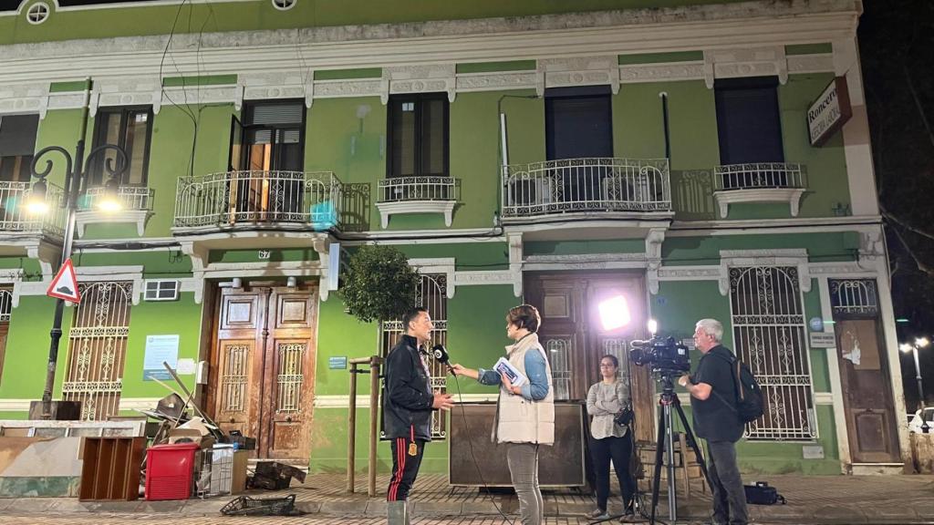 El equipo de técnicos y periodistas de À Punt grabando en las poblaciones afectadas durante la primera semana de la riada.