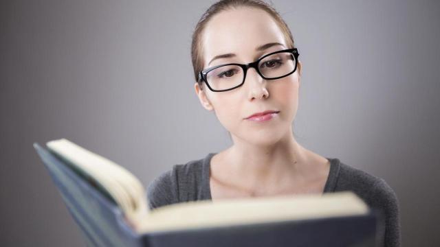 Mujer leyendo un libro.