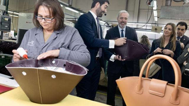 El presidente de Aragón, Jorge Azcón, ha visitado este miércoles la fábrica de París/64