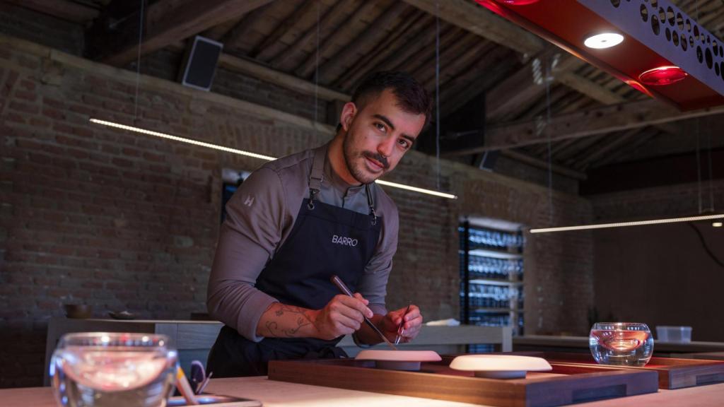 El cocinero Carlos Casillas inauguró el nuevo local de su restaurante Barro a finales de 2023, tras estrenarse en abril con su primer establecimiento