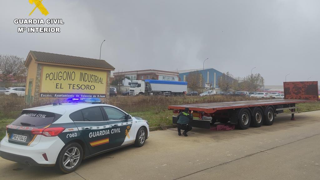 La Guardia Civil en el polígono donde se encontraba el desguace ilegal